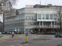 905813 Gezicht op het schoolgebouw van de Hogeschool Utrecht (Nijenoord 1) te Utrecht, vanuit de Ahornstraat.